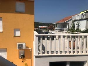een balkon van een gebouw met een witte leuning bij Villa Mirco in Poljica