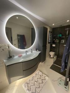 een badkamer met een wastafel en een spiegel bij Maison avec piscine in Agay - Saint Raphael