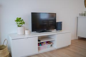 een wit entertainmentcentrum met een flatscreen-tv bij Ferienwohnung Im alten Feld in Schmallenberg