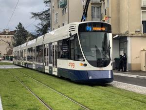 biało-niebieski tramwaj na torach w obiekcie ZenBNB - Évasion - Colocation - Ch 39 - Proche Transport w mieście Annemasse