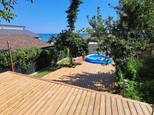 a backyard with a blue frisbee on a wooden deck at Beach House Cabacum in Golden Sands