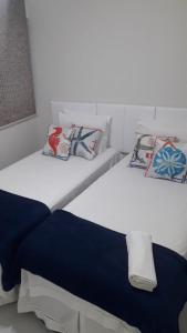 dos camas sentadas una al lado de la otra en una habitación en Excelente Apartamento Vista Mar em Maragogi, en Maragogi