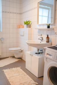 een witte badkamer met een wastafel en een toilet bij Ferienwohnung Im alten Feld in Schmallenberg
