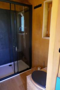 La salle de bains est pourvue d'une douche et d'un lavabo. dans l'établissement Roulotte dans les Ardennes, à Belval