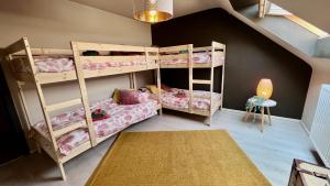 Pokój z 2 łóżkami piętrowymi i dywanem w obiekcie Becosy Loft en duplex avec terrasse et 3 chambres w mieście Mons