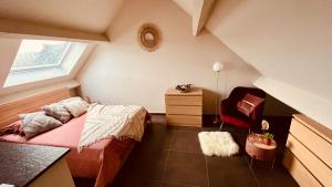 um quarto no sótão com uma cama e uma janela em BeCosy Triplex chic et moderne style Loft em Beloeil