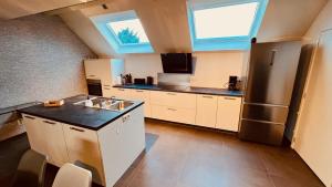 Beloeil的住宿－BeCosy Triplex chic et moderne style Loft，厨房配有水槽和冰箱