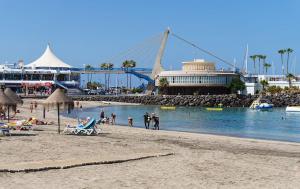 a group of people on a beach near the water at Apartamentos Garden Atlantis en Club Atlantis in Adeje