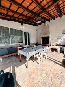 Habitación grande con mesa y chimenea. en Casa Girassol with a beautiful private Pool and Garden en Sintra