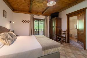 a bedroom with a bed and a bathroom at Le Rêve in Courmayeur