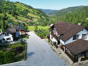 una vista aérea de un pueblo con casas y una carretera en Casa Izvorul Rarăului en Câmpulung Moldovenesc