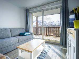 ein Wohnzimmer mit Sofa und Tisch in der Unterkunft Appartement Neuf pour 6, Parking Gratuit, Skis et Accès Pistes en 5min - FR-1-695-4 in Germ + 7 Fotos