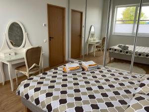 Postel nebo postele na pokoji v ubytování New apartment with sauna near Tamula lake - self check-in