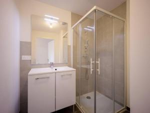 Kúpeľňa v ubytovaní Appartement Neuf à Loudenvielle - 6 pers, 2 ch, terrasse sud, proche télécabine et Balnéa - FR-1-695-12