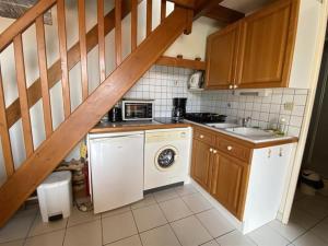 Kuchyňa alebo kuchynka v ubytovaní Appartement 2 pièces proche plage à Dolus d'Oléron – 4 couchages, balcon, parking, local vélo - FR-1-246A-151
