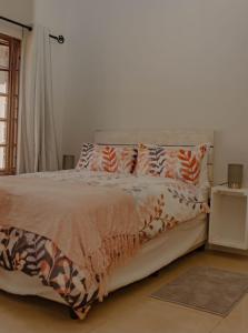 Un dormitorio con una cama grande con almohadas. en 373 on Bristol Home, en Port Edward