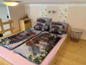 考波什堡的住宿－Város szíve apartman，一张大床,位于一个配有沙发的房间