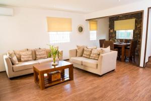 Una sala de estar con dos sofás y una mesa. en Island Villa - A taste of Paradise, en Grand Gaube