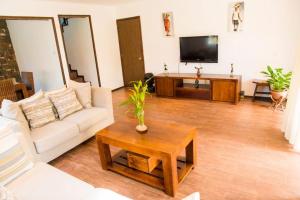 Sala de estar con sofá blanco y mesa de centro en Island Villa, en Grand Gaube
