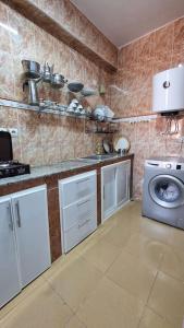 cocina con lavadora y lavadora en Airport apartment, en Marrakech