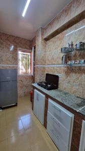 una cucina con piano cottura e piano di lavoro di Airport apartment a Marrakech