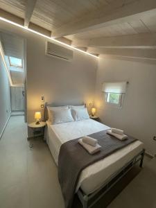 um quarto com uma cama com duas toalhas em Villa Rodelia em Roda