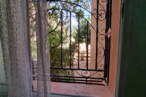 una finestra aperta con vista su un cortile di Airport apartment a Marrakech