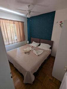 een slaapkamer met een groot bed met een blauw hoofdeinde bij ground floor apartment 50m from beach in Srima