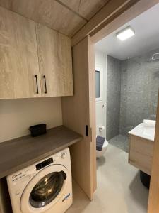 a laundry room with a washer and dryer in a bathroom at Villa Rodelia in Roda