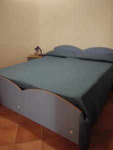 - un lit dans une chambre avec une couette bleue dans l'établissement Venere Holidays, à Altavilla Milicia