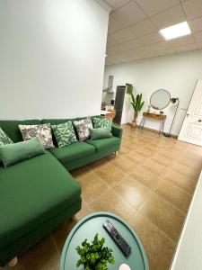 een woonkamer met een groene bank en een tafel bij Casa Almanzora in Zurgena