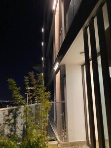 - un bâtiment blanc avec une fenêtre la nuit dans l'établissement 2PN sân vườn Solforest, Ecopark, à HÆ°ng YÃªn