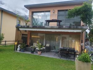 a house with a patio with a table and chairs at Casa Nadja, nähe Skigebiet Flims-Lax in Ems