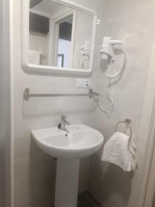 bagno con lavandino e specchio di Hotel Rural Quintanapalla a Quintanapalla