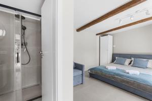 Un baño con ducha y una cama en una habitación. en Villa Alis, en Novigrad Istria 9 fotos más