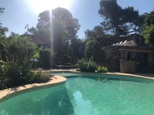 Bazén v ubytovaní Superbe bergerie en cœur de foret avec piscine privée lac rivière cascades alebo v jeho blízkosti
