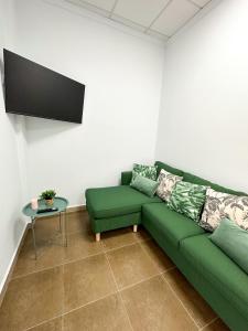 een groene bank in een woonkamer met een tafel bij Casa Almanzora in Zurgena