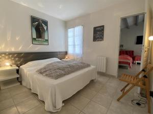 Łóżko lub łóżka w pokoju w obiekcie Villa bord de mer, 10 pers, 5 chbres, proche plage, jardin privé, Wifi, animaux ok - FR-1-246A-207