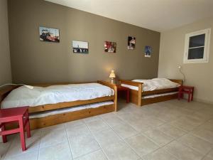 Łóżko lub łóżka w pokoju w obiekcie Villa bord de mer, 10 pers, 5 chbres, proche plage, jardin privé, Wifi, animaux ok - FR-1-246A-207