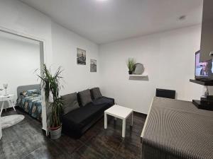 - un salon avec un canapé et une table dans l'établissement Appartement Proche Metro Paris, à Pantin