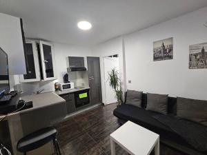 - un salon avec un canapé et une table dans l'établissement Appartement Proche Metro Paris, à Pantin
