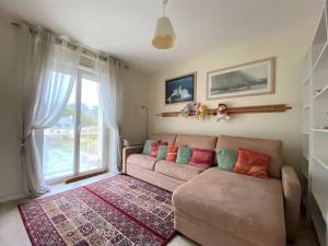 Łóżko lub łóżka w pokoju w obiekcie Appartement spacieux face plage avec balcon, parking privé et animaux admis à Trégastel - FR-1-368-378