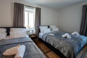 2 nebeneinander sitzende Betten in einem Schlafzimmer in der Unterkunft BeSSa Homes Haag 6 Personen 2 Schlafzimmer, 3 Betten, Balkon in Haag in Oberbayern