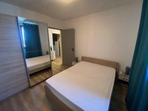 Posteľ alebo postele v izbe v ubytovaní Appartement T3 rénové, 6 pers, face mer, parking, balcon, proche plages - FR-1-81-583