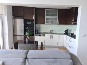 uma sala de estar com um sofá e uma cozinha em Alto das Marinhas em Aveiro