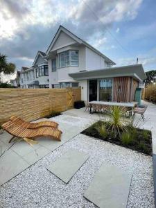 una casa con recinzione in legno e patio di Hathaway Beach House a Southbourne