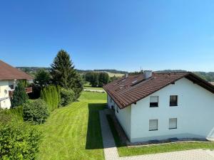 a white house with a red roof at Vitaloase Bad Griesbach im Rottal/70qm/Auszeit/Parkplatz in Bad Griesbach