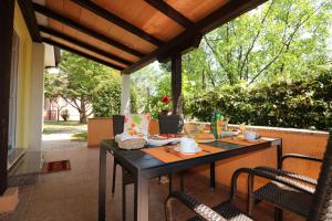 einen Tisch und Stühle auf einer Terrasse in der Unterkunft Ferienhaus  Lavanda 2 in Poreč