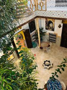 RIAD Dar Ouezzani في الرباط: اطلالة علوية لغرفة معيشة مع طاولة وكراسي
