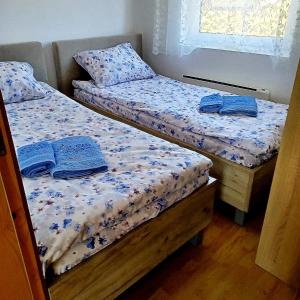 2 camas individuales en una habitación con ventana en Vila Dzavric en Zlatibor